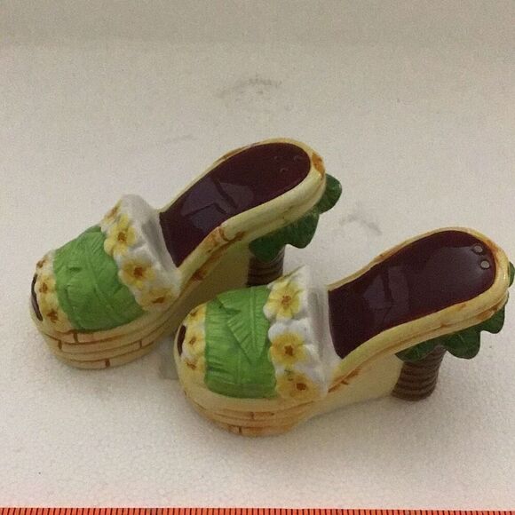 Vintage, high heel shoe salt, and pepper shaker by￼Pelzman - Picture 3 of 4